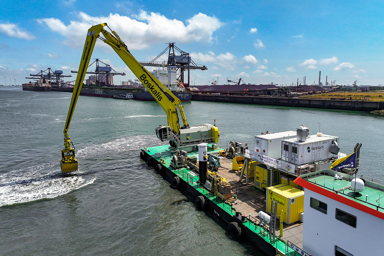 The crane barge Medusa 2 operates on hydrogen in Rotterdam