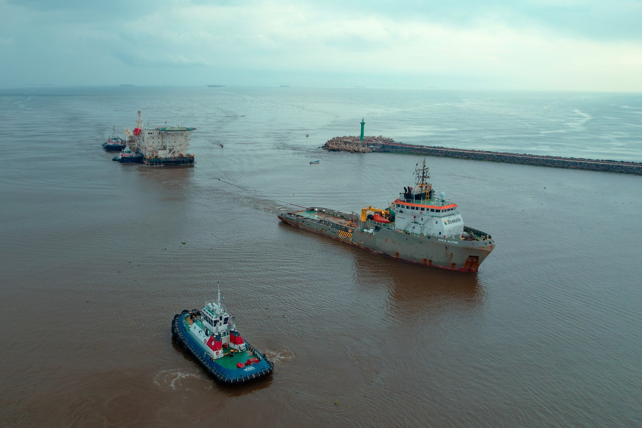 BOKA Alpine tows the salvaged pipe-lay barge into the port