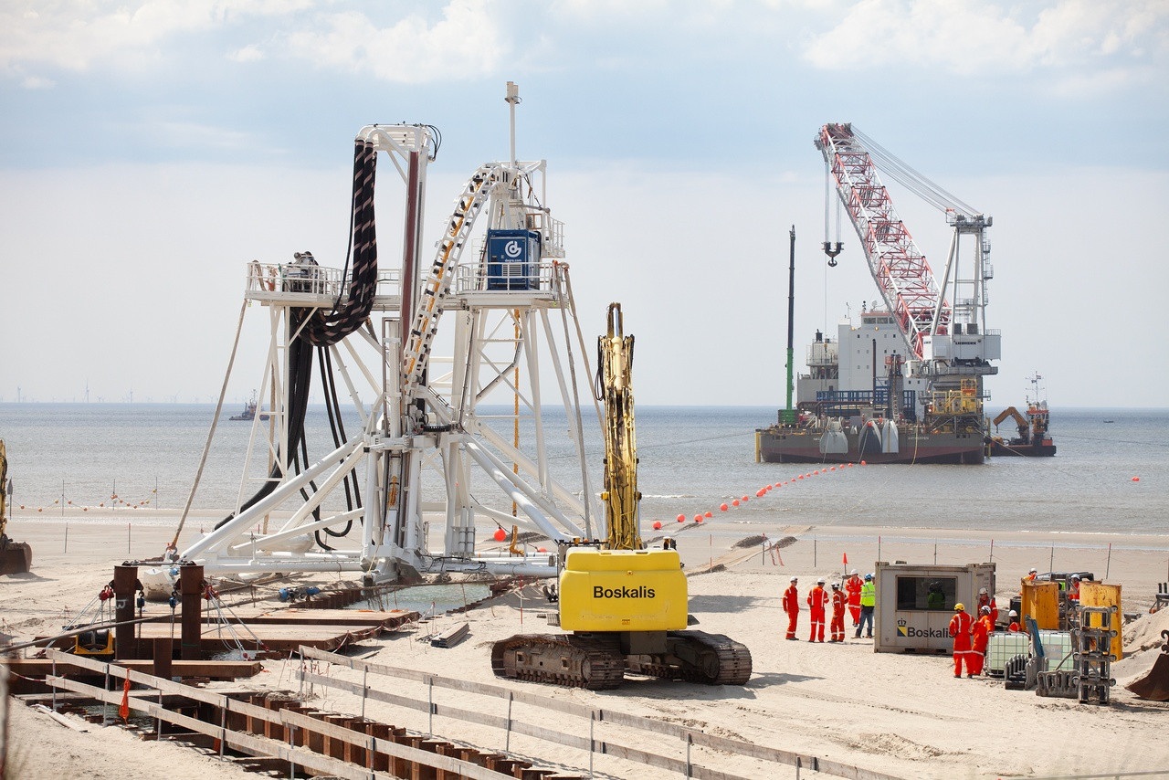 Cable pull-in for Hollandse Kust West Beta, using the Giant 7 and burial sledge BSS III
