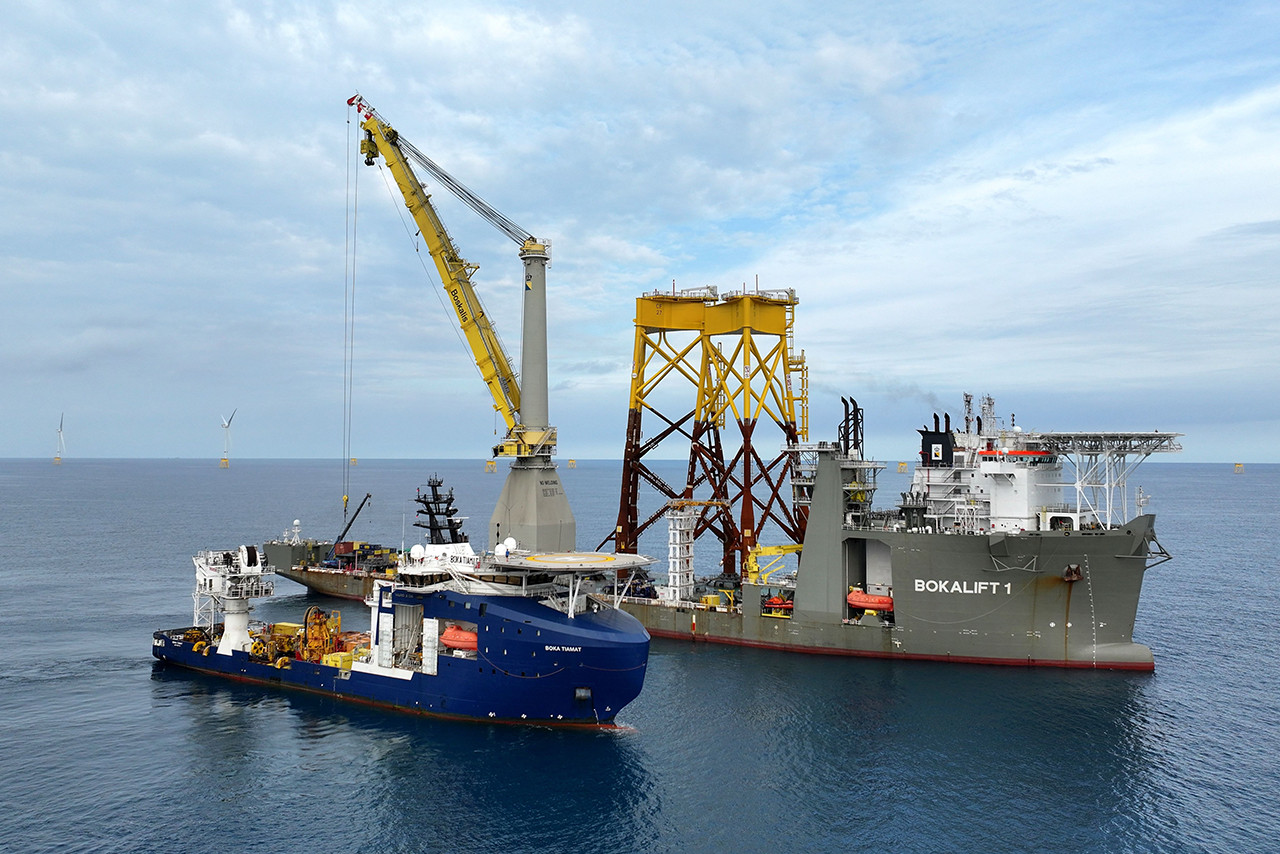 The Bokalift 1 and construction support vessel BOKA Tiamat in the offshore wind farm
