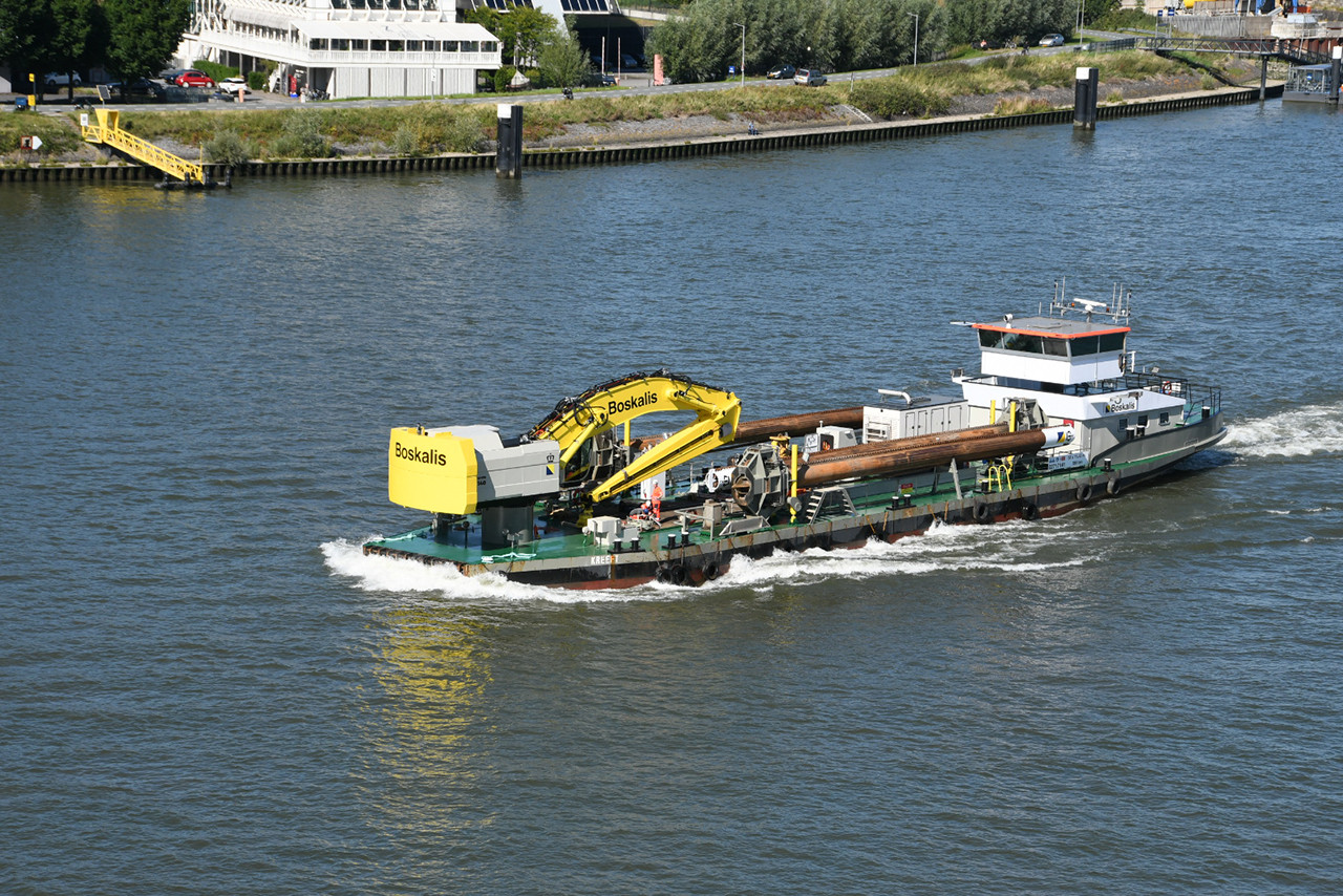 The crane barge Kreeft is equipped with a diesel-electric crane