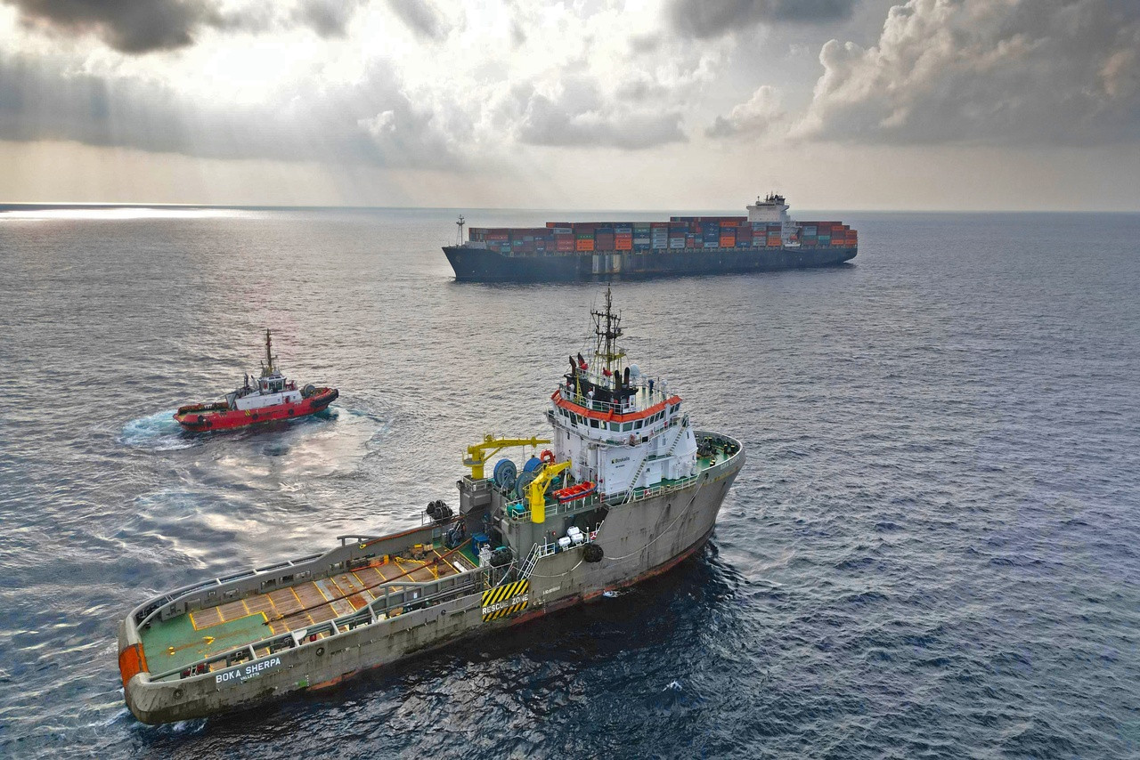BOKA Sherpa offering assistance during the salvage of the Northern Juvenille