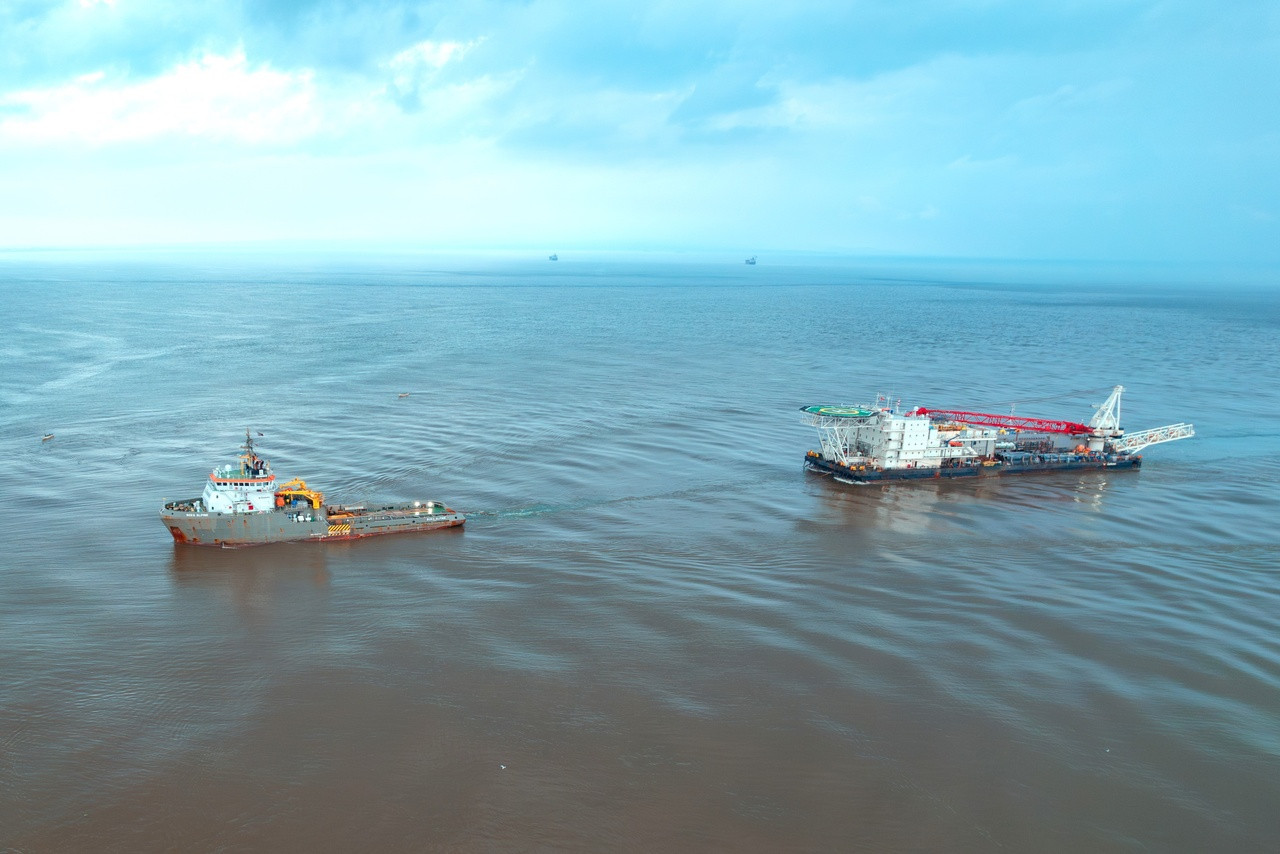 BOKA Alpine tows the salvaged pipe-lay barge into the port