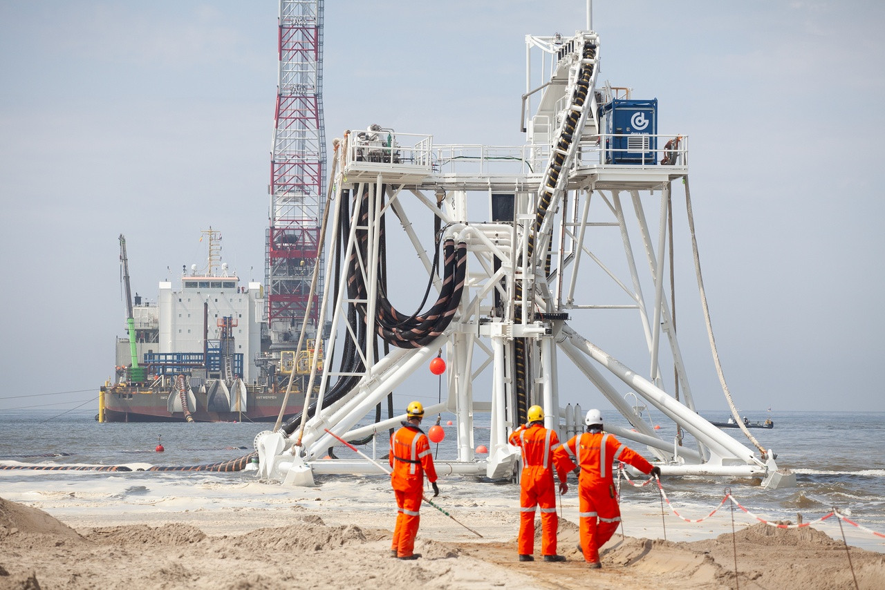 Cable pull-in for Hollandse Kust West Beta, using the Giant 7 and burial sledge BSS III