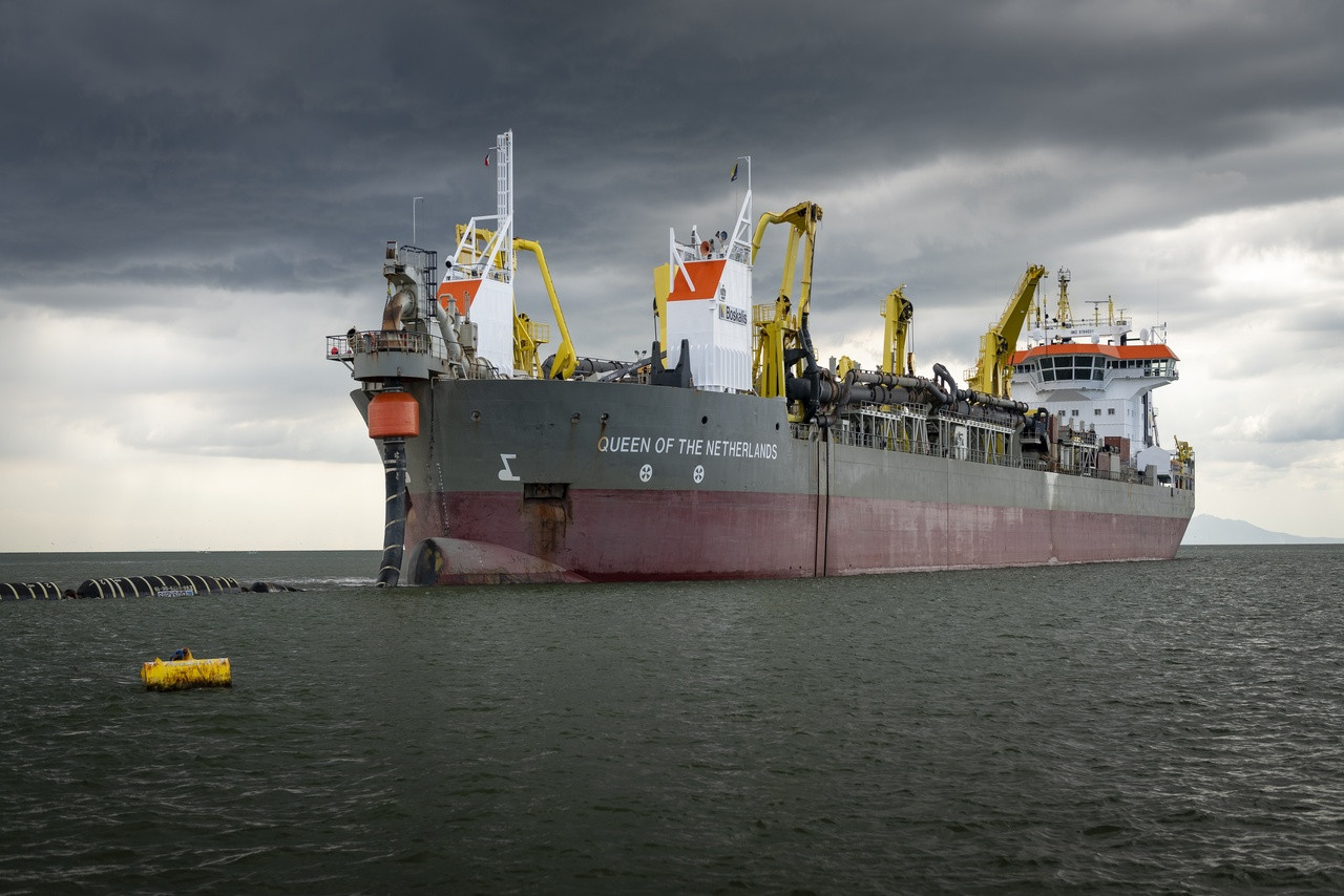 Trailing suction hopper dredger Queen of the Netherlands