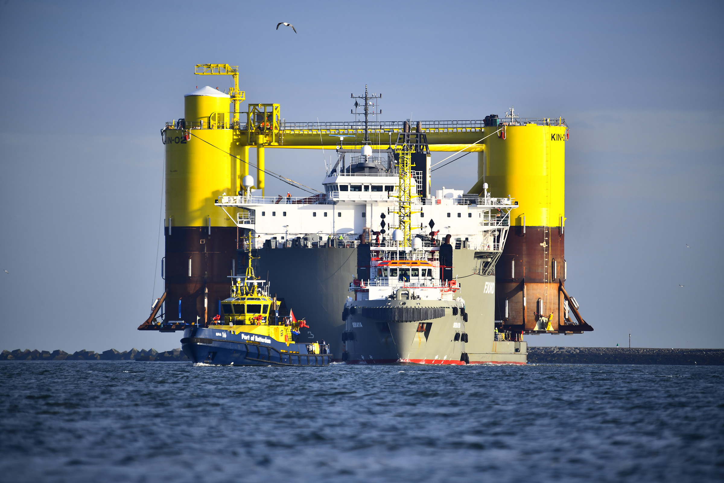 Towed by the anchor handler Seraya, Boskalis’ semi-submersible barge Fjord carrying a floater arrives in the port of Rotterdam