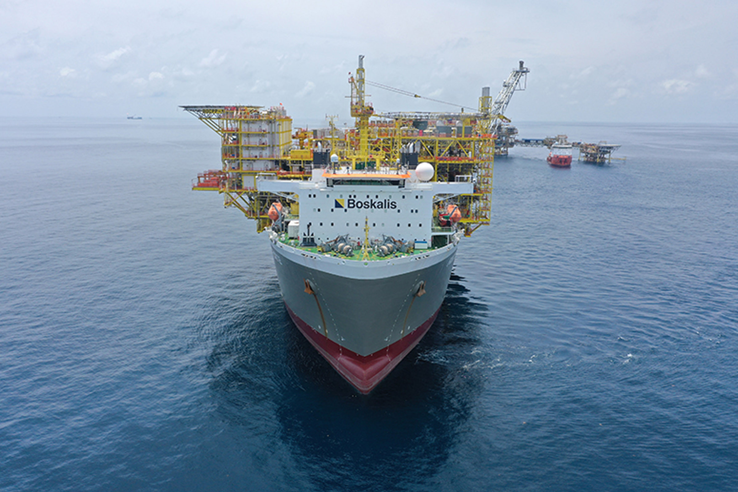 Boskalis’ semi-submersible heavy transport vessel Forte carrying the 11,238-ton topside