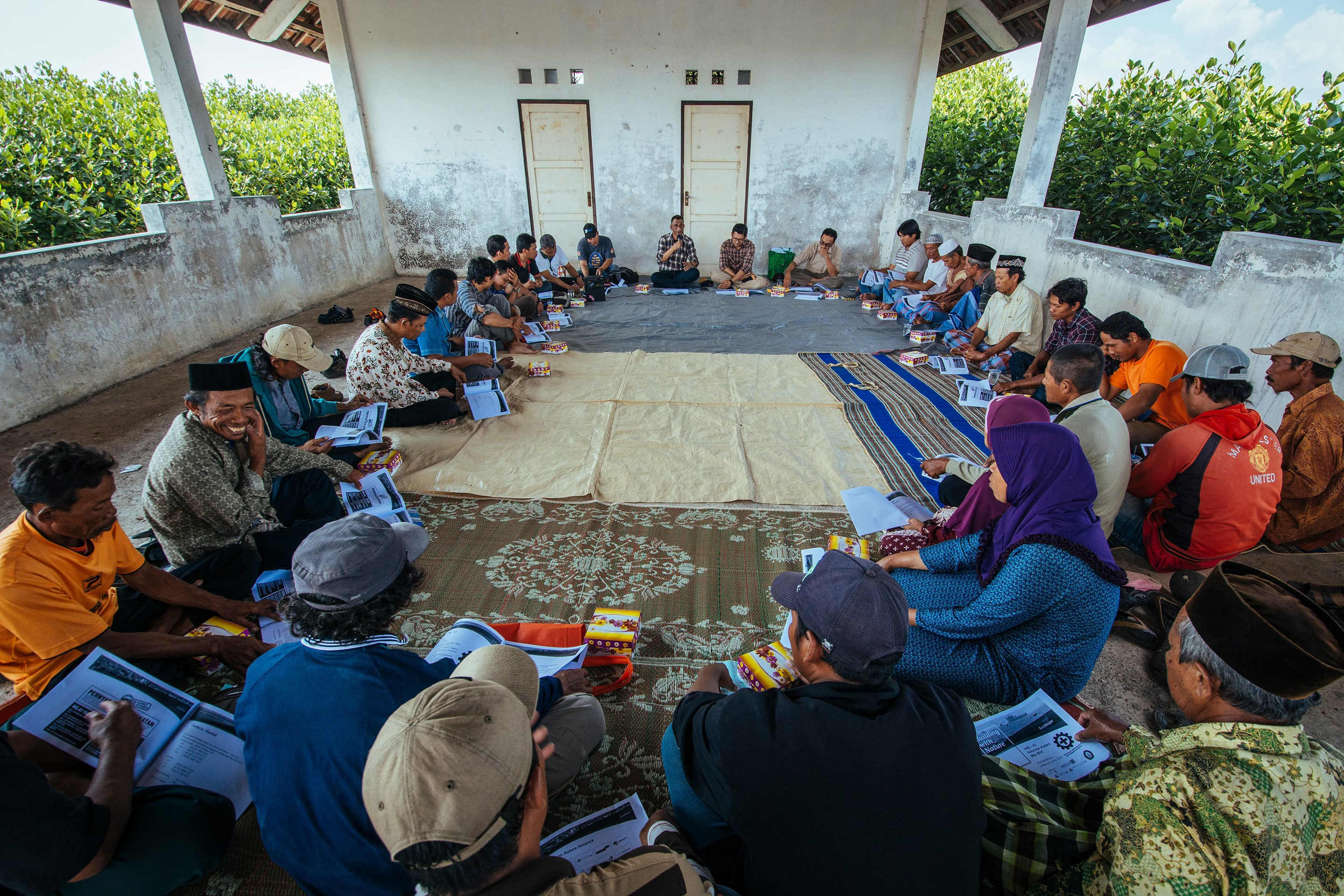 To work safely NINA (the Boskalis safety program) workshops were organized with the local community