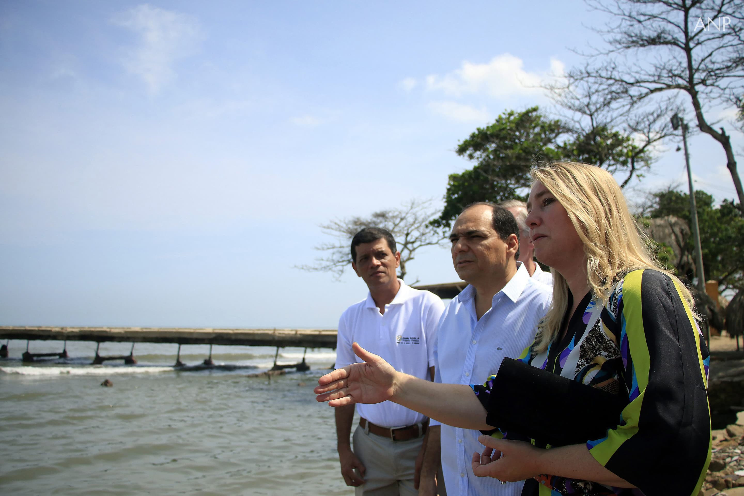 Early September, Minister Schultz van Haegen visited Colombia. Together with regional and local officials she inspected and discussed the erosion in Puerto Colombia, which is located on the Caribean coast of the country
