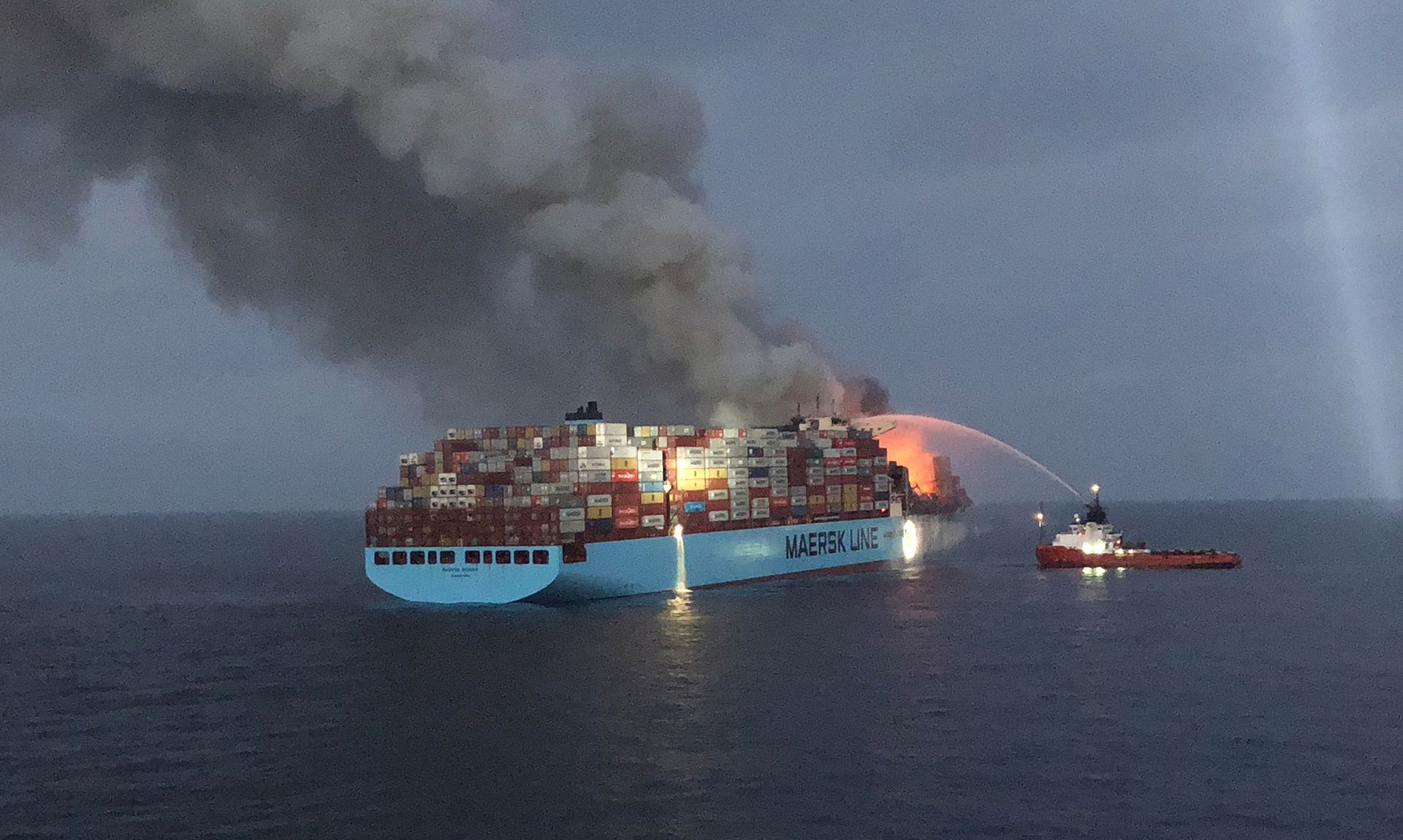 Некоторых вопросах возникших у судов. Maersk Honam пожар. Контейнеровоз Maersk Honam. Контейнеровоз Maersk Kampala. Пожар на контейнеровозе Maersk Honam.