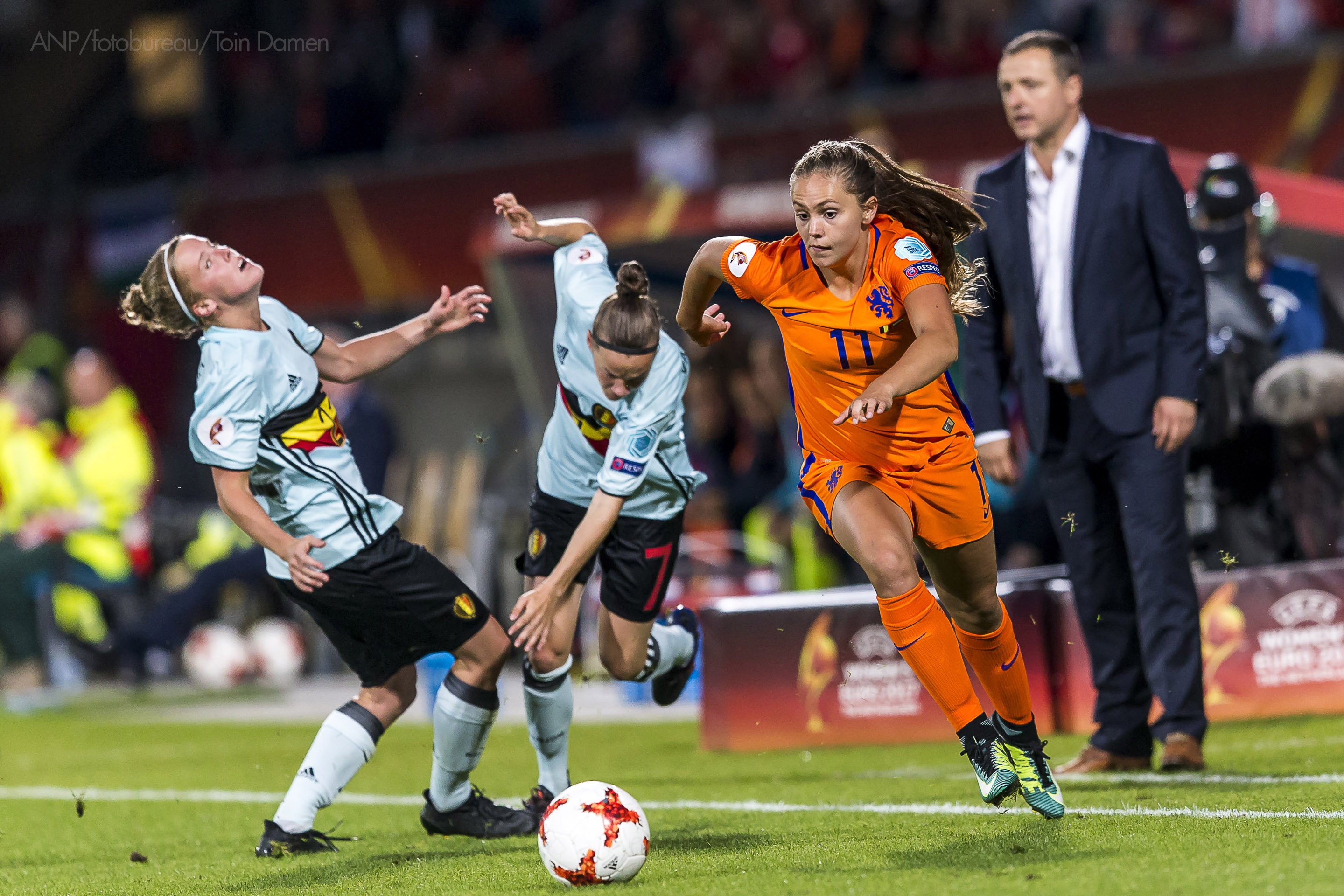 Lieke Martens breaks through the Belgian defense