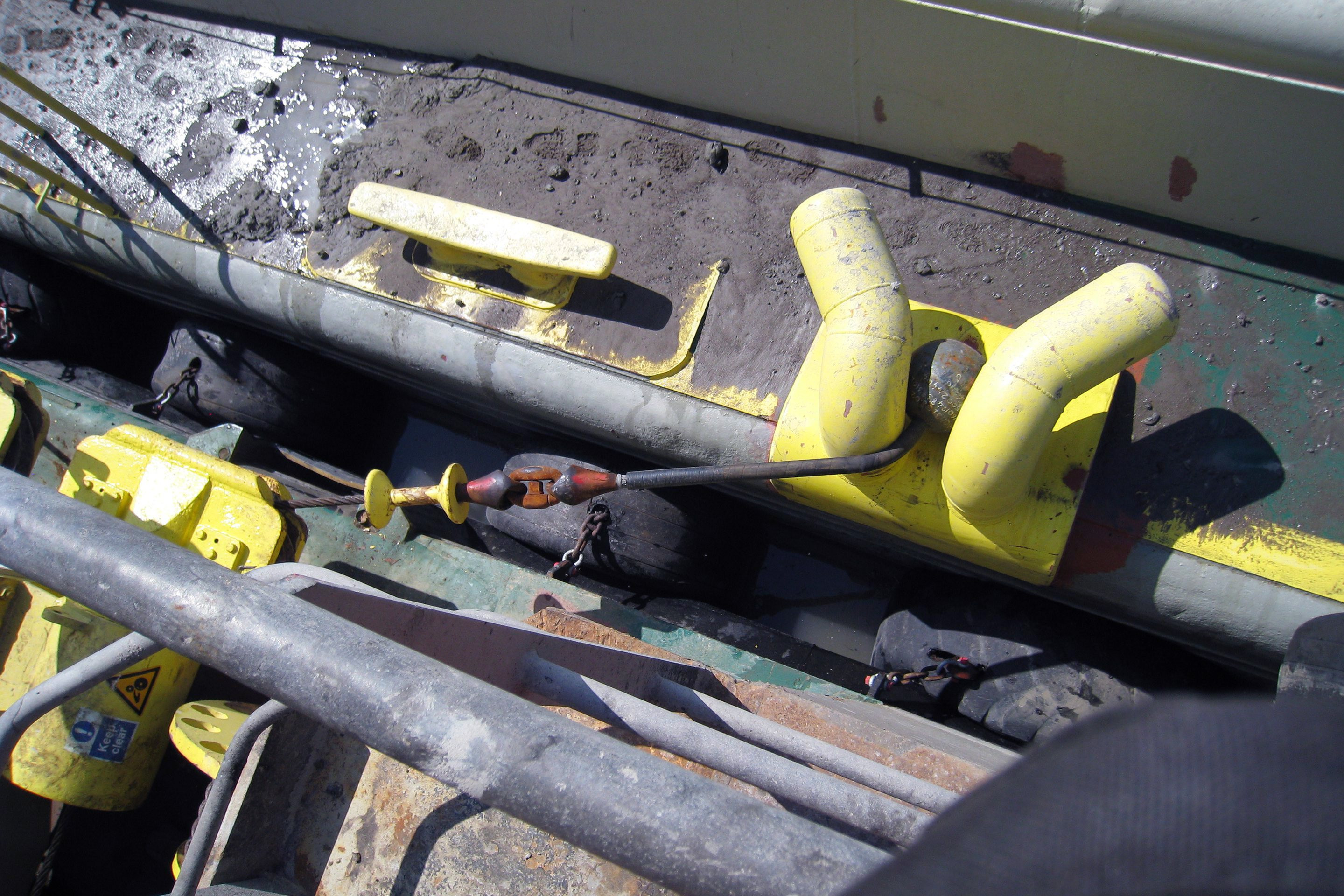 U-shaped bollards (catchers) were installed on a number of split barges to catch the balls