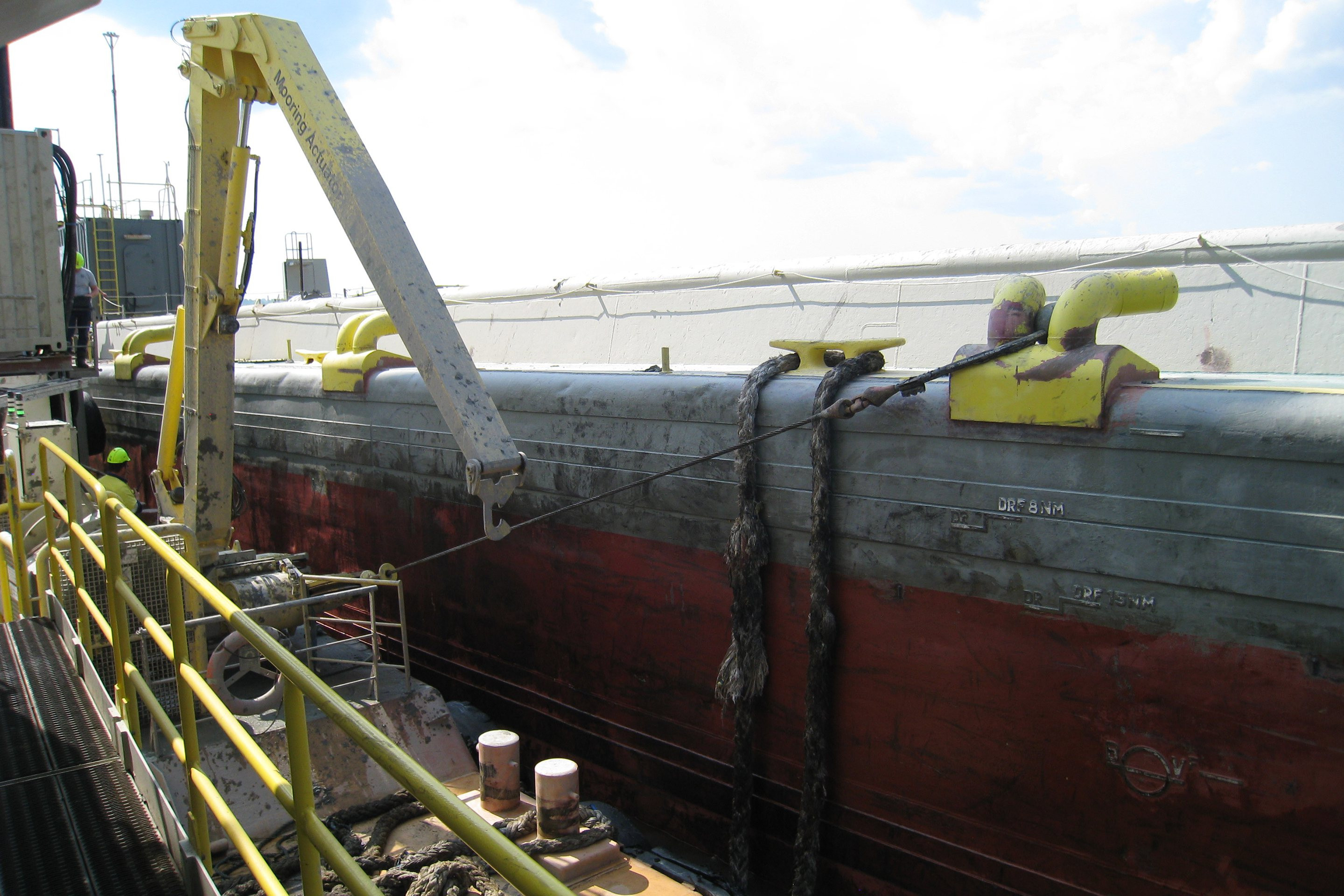 Specially developed constant tension (CT) winches roll up the line and pull the barge to the backhoe